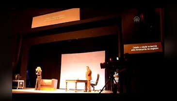 "Leni" oyunu Bursalı tiyatroseverlerle buluştu