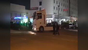 TIR ile sevgilisinin önünü kesip evlenme teklifi yaptı