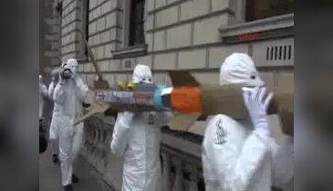 İngiliz Başbakanlığı önünde 'füze'li protesto