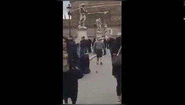 Roma sokaklarında insanlık dramı! Bu kez dilencinin üzerine işediler!