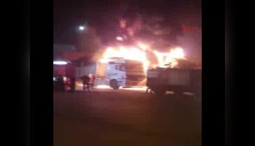 İki TIR yangınında patlamalar endişe yarattı