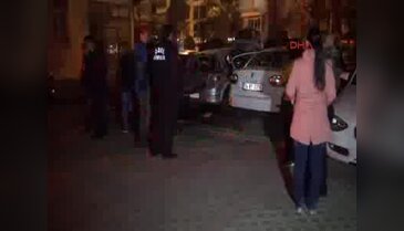 Üç otomobil yandı, 1 kişi yaralandı