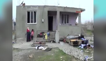 Ütüyü fişte takılı unutunca evleri yandı