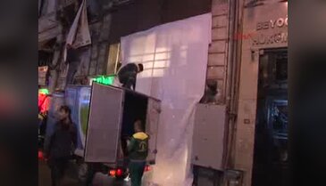 Patlama noktasına gelen vatandaşlar, mum yakıp karanfil bıraktı