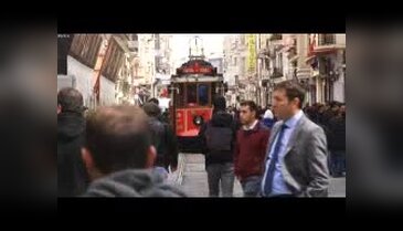 Patlamanın olduğu yere karanfil ve zeytin dalı bıraktılar