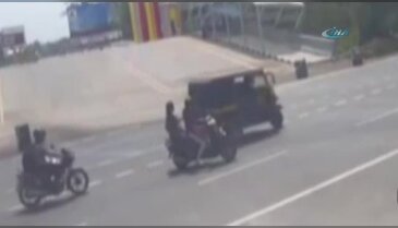 Az daha kamyonun altında kalıyorlardı