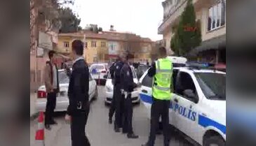 'Dur' ihtarına uymayan şüpheliler yakalanınca polise saldırdılar