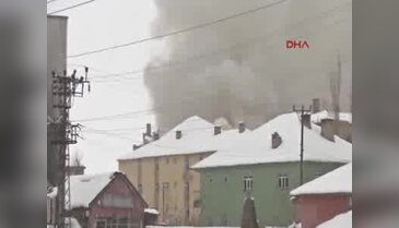 Yüksekova'da yoğun kar yağışı altında operasyonlar sürüyor