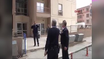 Bursa'da 7. kattan atlamaya kalkan genci polis kurtardı