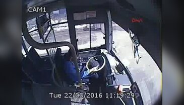 Direksiyonda dürüm yiyen sürücü, askeri araca çarptı: 8 yaralı