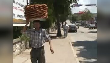 Ceza alan simitçi geçinebilmek için bağırmaya devam ediyor