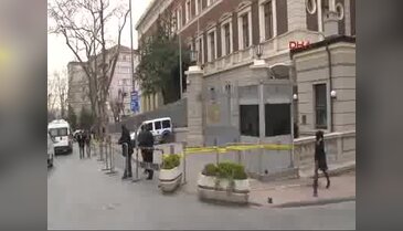Başkonsoloslukta bayraklar yarıya indirildi