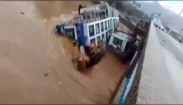 Restoran tekneler taşkın kurbanı oldu