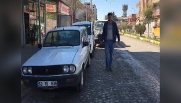 Otomobilini çalınmaması için zincirle ağaca bağladı