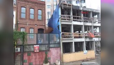 Sunta plakalar kafede oturanların üzerine düştü: 1 yaralı