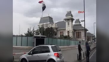 Başkonsolosluk önünde ekmek poşedi paniği