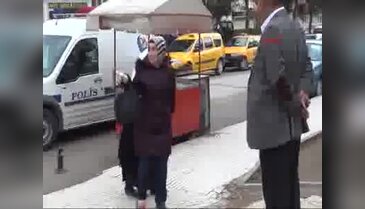 Otobüs durağındaki şüpheli poşetten poğaça çıktı