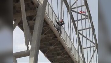 Üst geçitte intihara kalkışan genci polis ikna etti