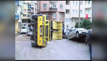 Bursa'da demir yüklü kamyon devrildi