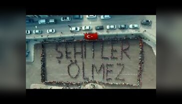 Bin öğrenci ve öğretmen bedenleriyle 'Şehitler Ölmez' koreografisi oluşturdu