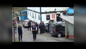Silahıyla oynarken mesai arkadaşını vurdu