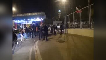 Eyleme müdahale eden polis, molotof kokteyli ile yaralandı