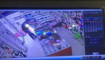 Dükkan sahibinin fotoğrafını çekti, telefonu çaldı