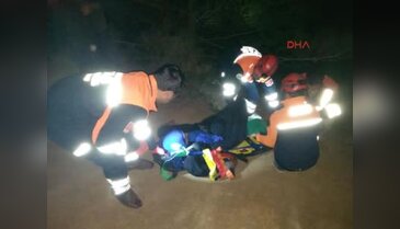 Sınırı geçerken ayağını kıran Suriyeli kadına AFAD görevlileri yardım etti