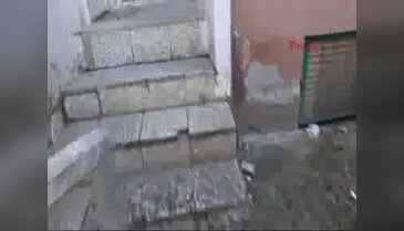 Öfkeli vatandaşlar Beratcan'ın ailesinin evini bastı
