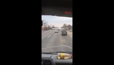 Rusya'da otoyola inen uçak görenleri hayrete düşürdü