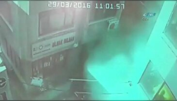 İstanbul'da 100 yıllık bina böyle çöktü