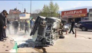 Bursa'da korkunç kaza! Takla atan araçtan burunları bile kanamadan kurtuldular!