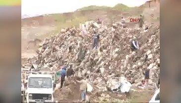 Sur'un enkazından geriye kalan eşyalarını kurtarmaya çalışıyorlar