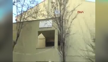 Diyarbakır'da vincin çarptığı okul duvarı yıkıldı, 2 çocuk öldü