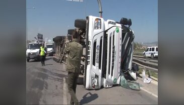 Bursa'da virajı alamayan bir TIR, kamyona çarparak devrildi!