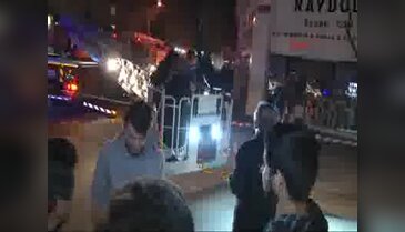 İstanbul'da 7 katlı binanın ana girişi çöktü! Mahsur kalanlar var