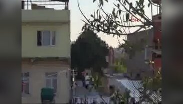 Cezaevi firarisini kovalarken çatıdan düşen polis yaralandı