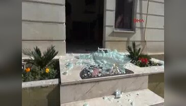 Saçını beğenmedi, kuaförün camını kırdı