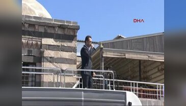 Davutoğlu Sur'daki Ulu Camii önünde vatandaşlara hitap etti