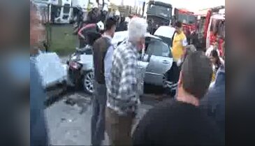 Otomobil ile beton mikseri kafa kafaya çarpıştı: 2 ölü 3 yaralı