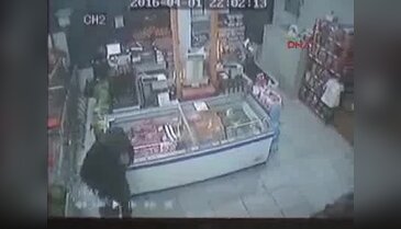 Markette bıçaklı gasp kamerada