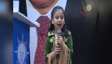 Davutoğlu, İstiklal Marşı'nı okuyan Kübra Hilal'in görüntüsünü Facebook'tan paylaştı