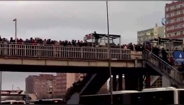 Metrobüs kalabalığına girmemek için hayatını riske attı