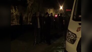Annesini döven babasını öldürdü