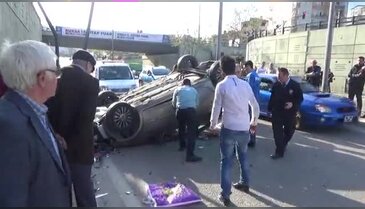Bursa'da korkuluklara çarpan otomobil köprüden uçtu!