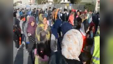 Mülteciler Sakız Limanında bekliyor