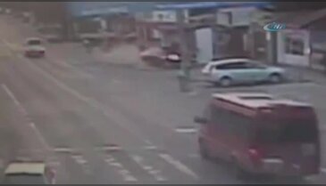 Lüks otomobil yayaların arasına daldı: 5 ölü!