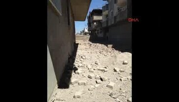 Nusaybin'de parke taşları ile sokaklara kurulan barikatlar kaldırılıyor