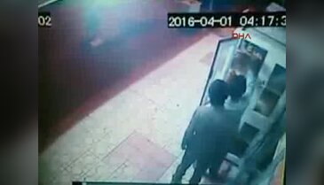 Pide çalan çocukları feci şekilde dövdüler