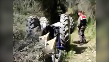 İki ay önce aldığı traktörüyle şarampole yuvarlandı